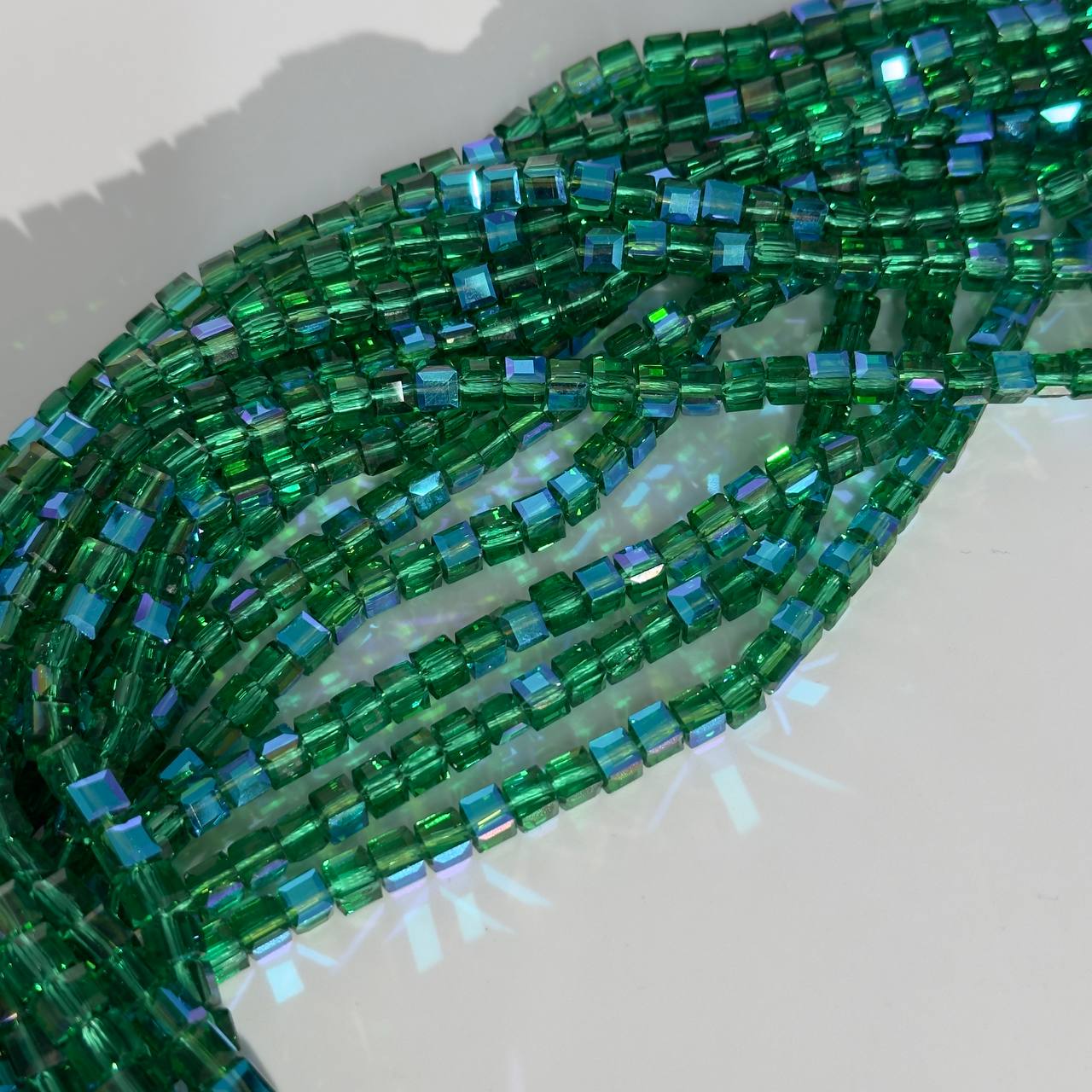 Бусины стеклянные форма кубик размер 6*5мм цвет зеленый (хамелеон)